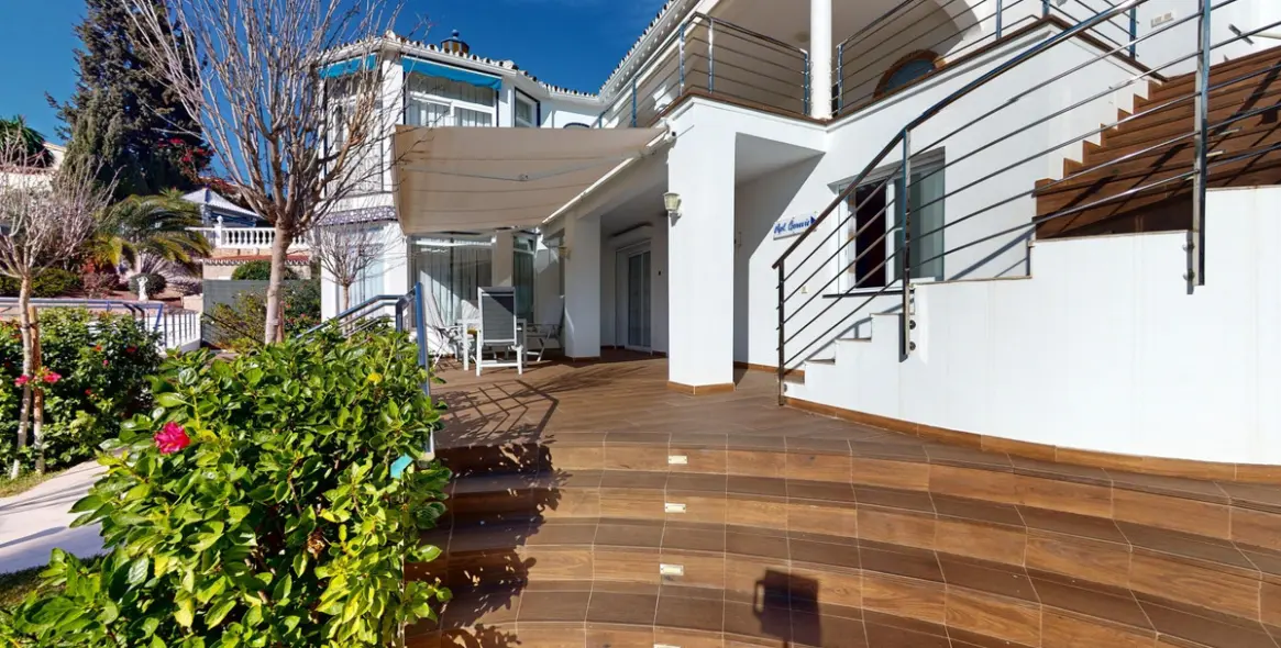 Продажа  отдельно стоящей виллы в Caleta de Vélez 5