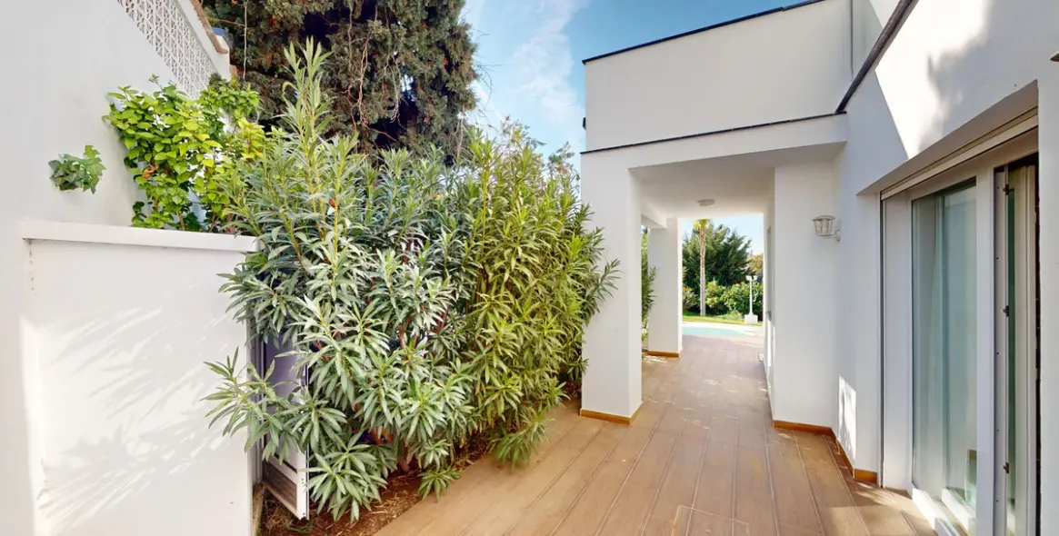 Продажа  отдельно стоящей виллы в Caleta de Vélez 15