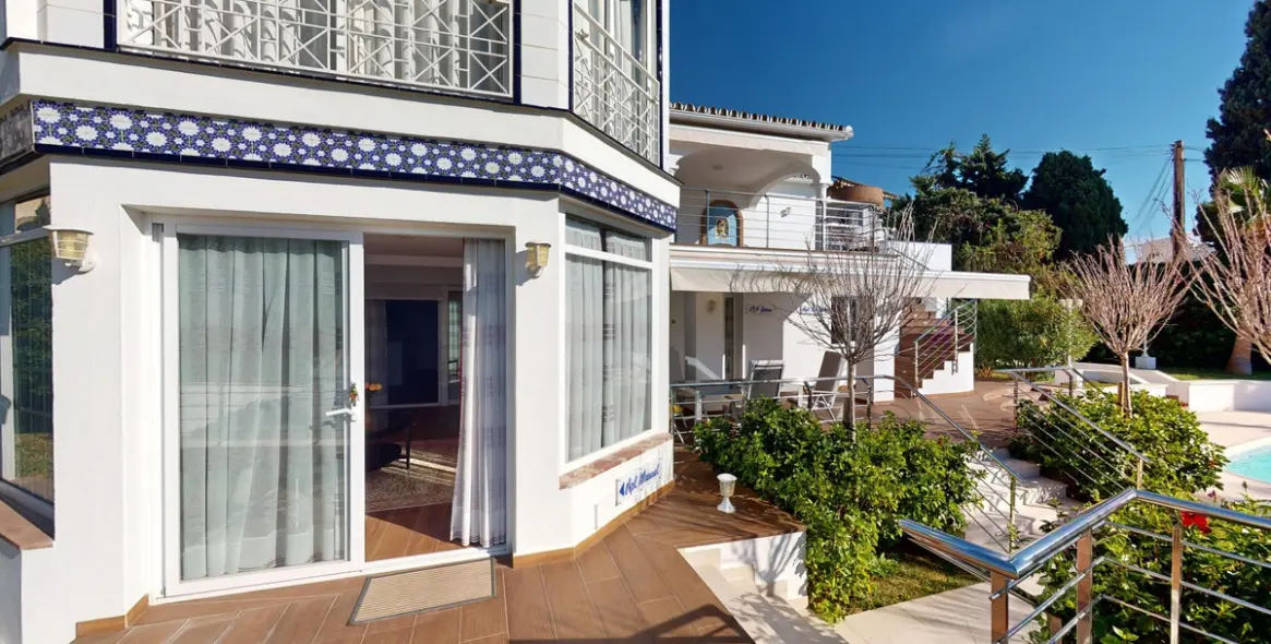 Sale of detached villa in Caleta de Vélez 21