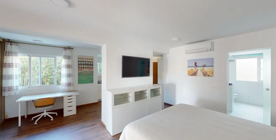 Sale of detached villa in Caleta de Vélez 27