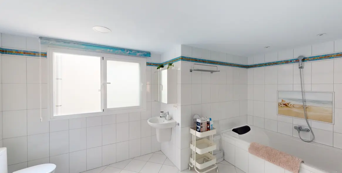 Sale of detached villa in Caleta de Vélez 29