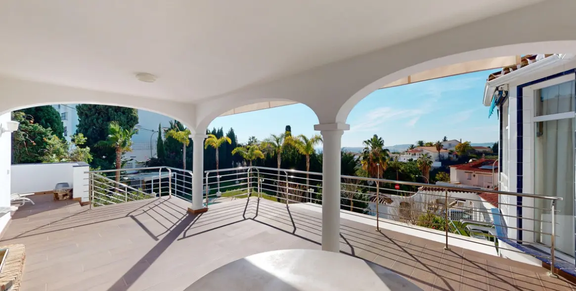 Sale of detached villa in Caleta de Vélez 33