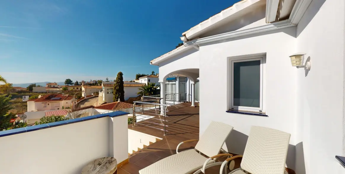 Sale of detached villa in Caleta de Vélez 34