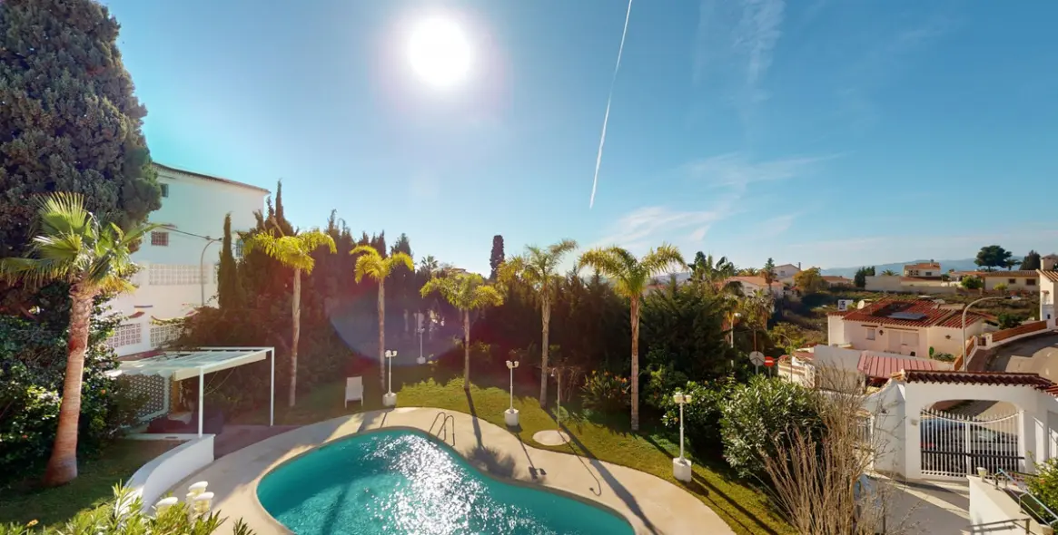 Sale of detached villa in Caleta de Vélez 35