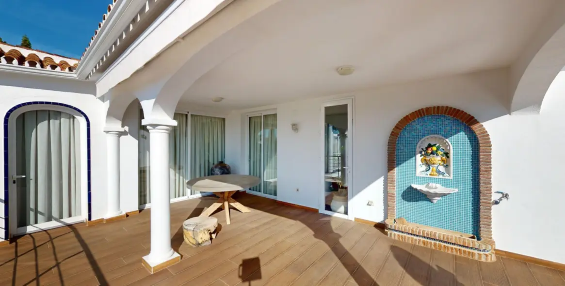 Sale of detached villa in Caleta de Vélez 36