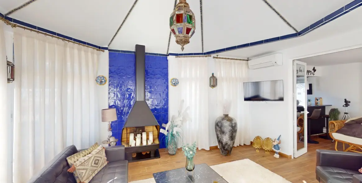 Sale of detached villa in Caleta de Vélez 37