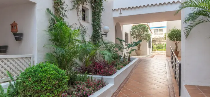 Sale of middle floor apartment in Puerto Banús 1