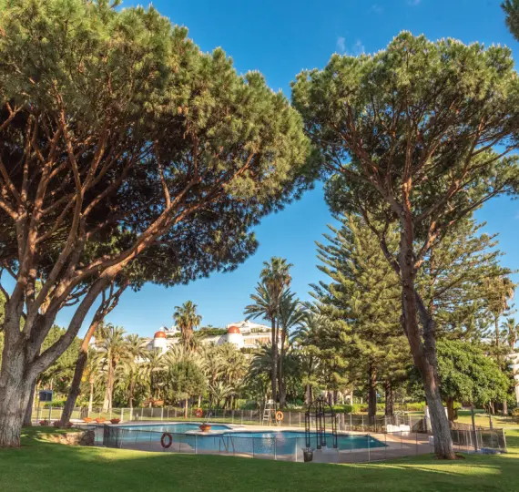 Sale of middle floor apartment in Puerto Banús