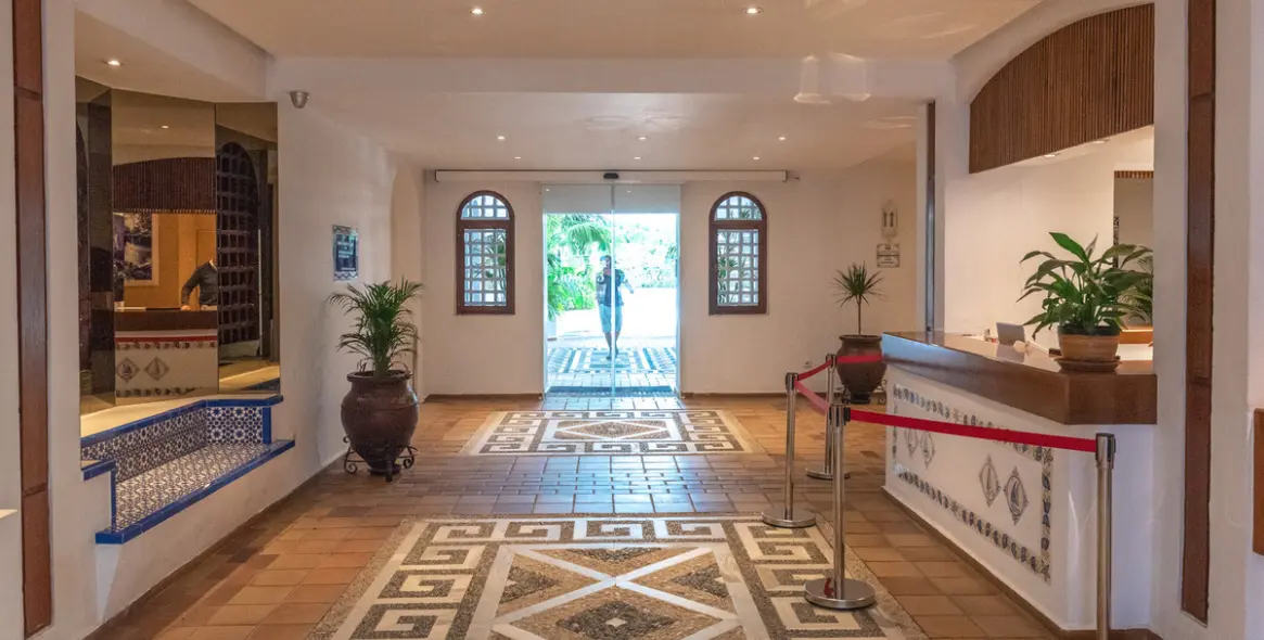 Sale of middle floor apartment in Puerto Banús 6