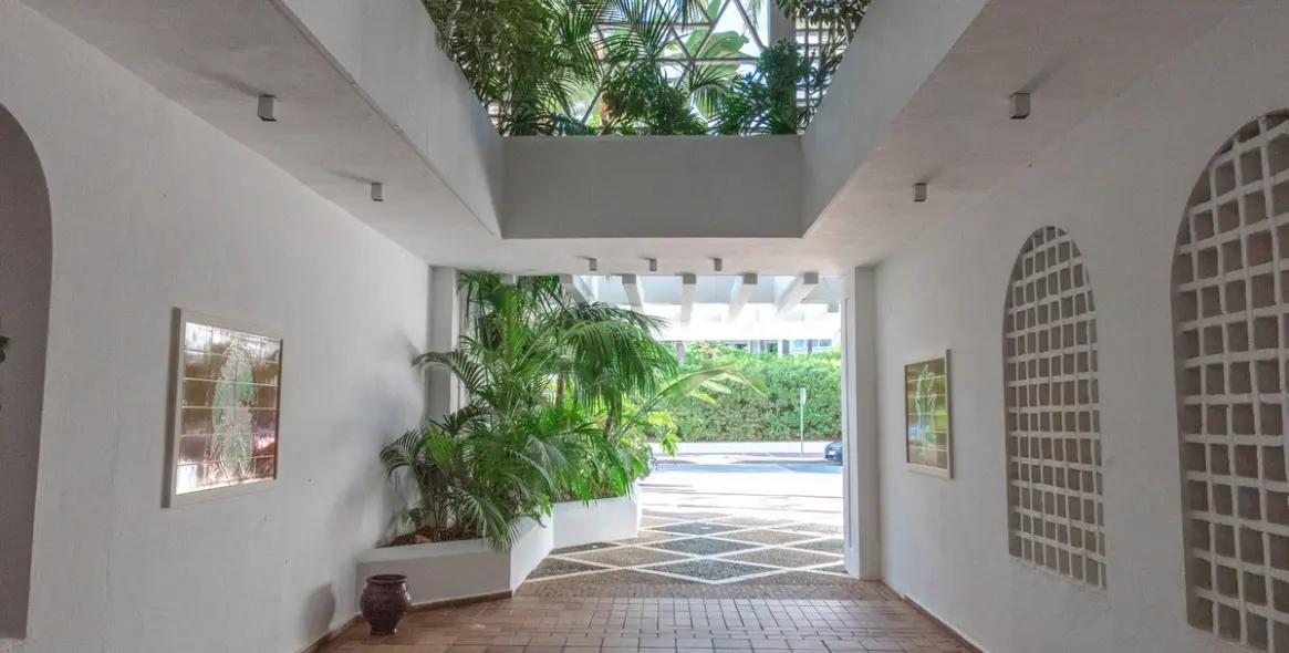 Sale of middle floor apartment in Puerto Banús 7