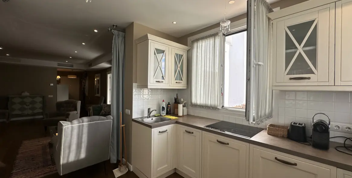 Sale of middle floor apartment in Puerto Banús 12