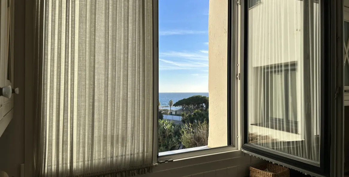 Venta de apartamento en planta media en Puerto Banús 1