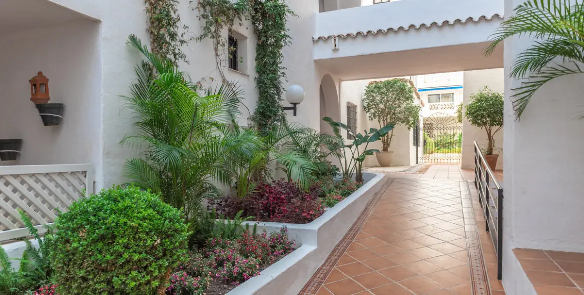 Venta de apartamento en planta media en Puerto Banús 2