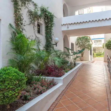 Venta de apartamento en planta media en Puerto Banús