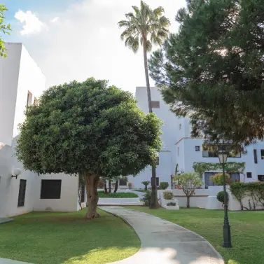 Venta de apartamento en planta media en Puerto Banús