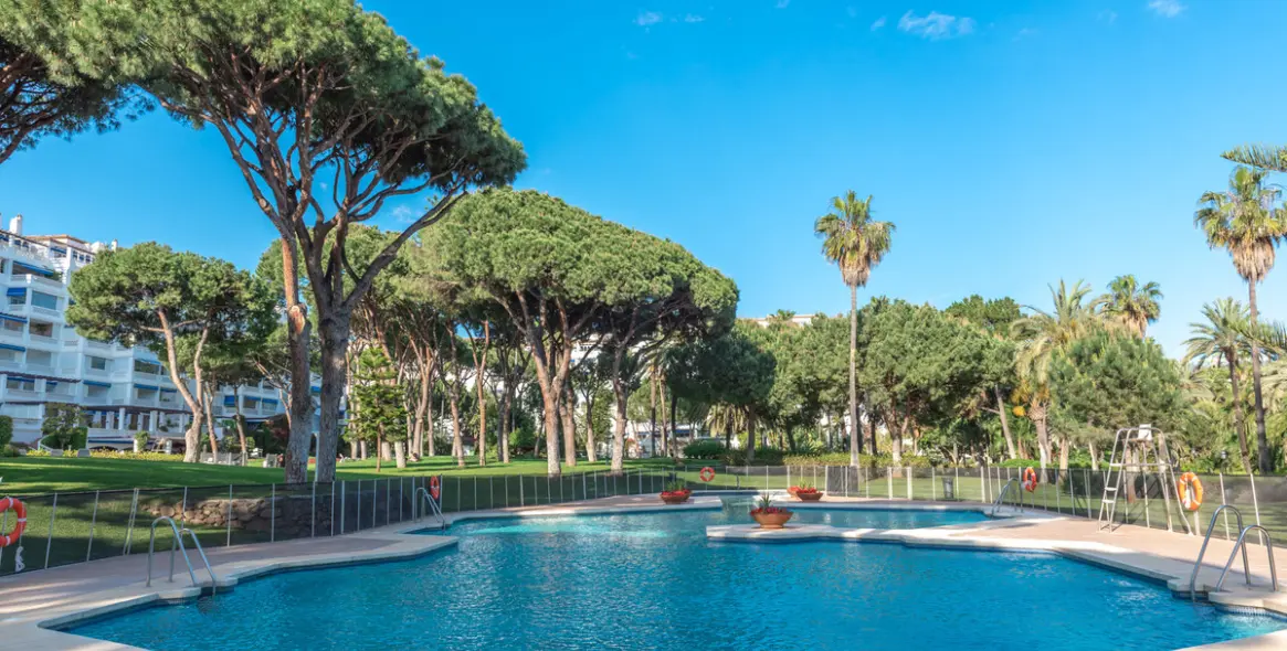 Venta de apartamento en planta media en Puerto Banús 4