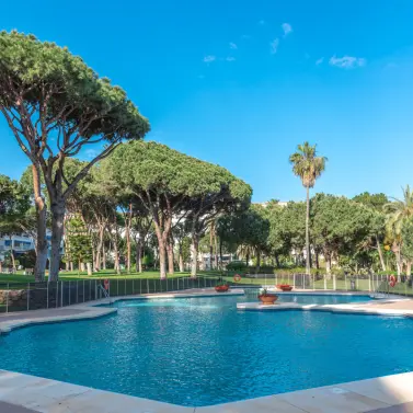 Venta de apartamento en planta media en Puerto Banús