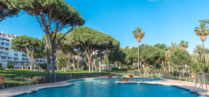 Venta de apartamento en planta media en Puerto Banús 3