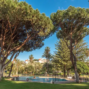 Venta de apartamento en planta media en Puerto Banús