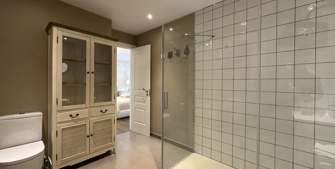 Venta de apartamento en planta media en Puerto Banús 19