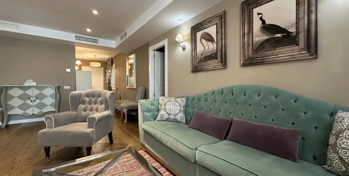 Sale of middle floor apartment in Puerto Banús 28