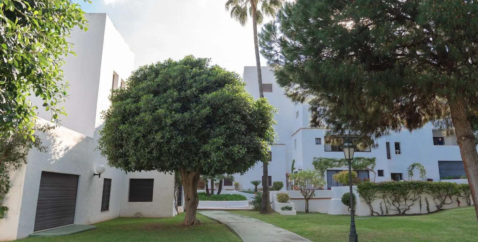 Venta de apartamento en planta media en Puerto Banús 3
