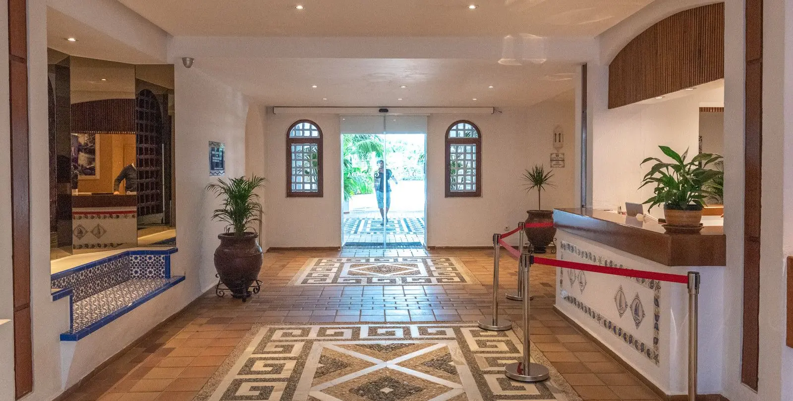 Venta de apartamento en planta media en Puerto Banús 6