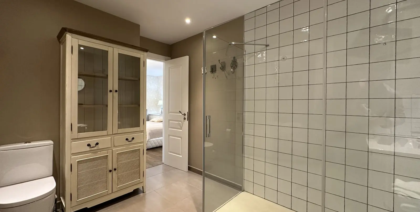 Venta de apartamento en planta media en Puerto Banús 19