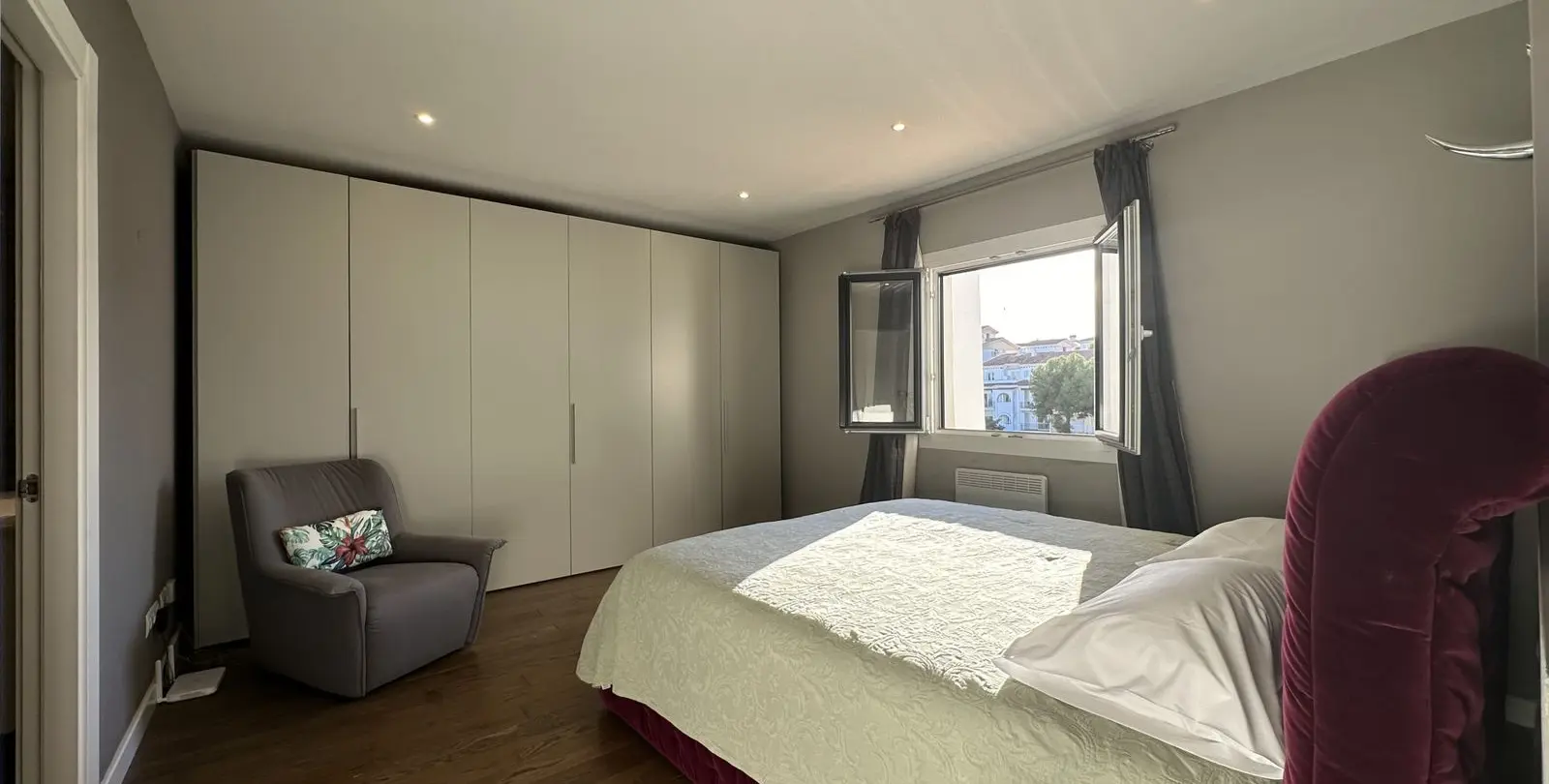 Venta de apartamento en planta media en Puerto Banús 22
