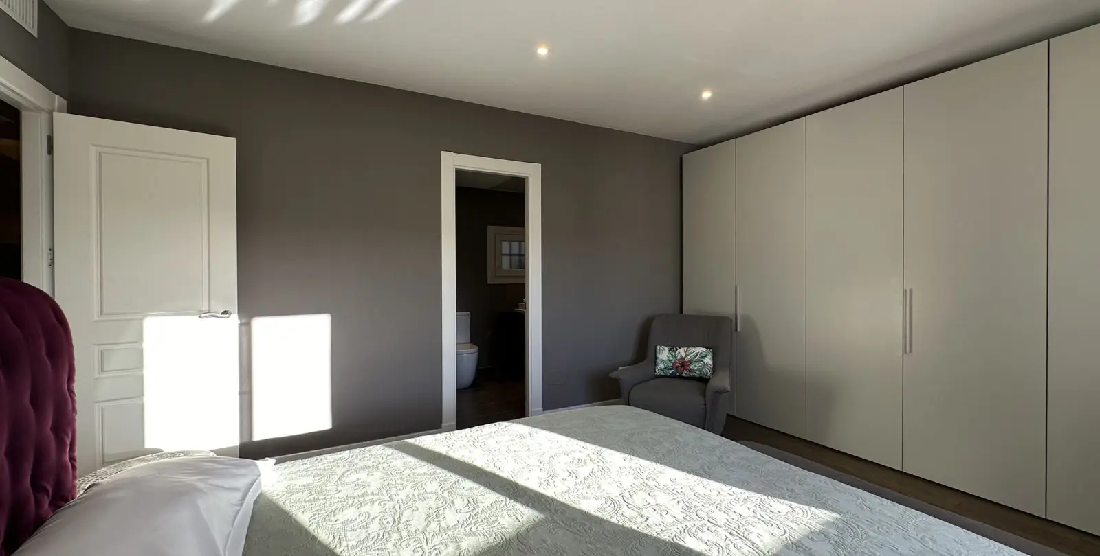 Venta de apartamento en planta media en Puerto Banús 24