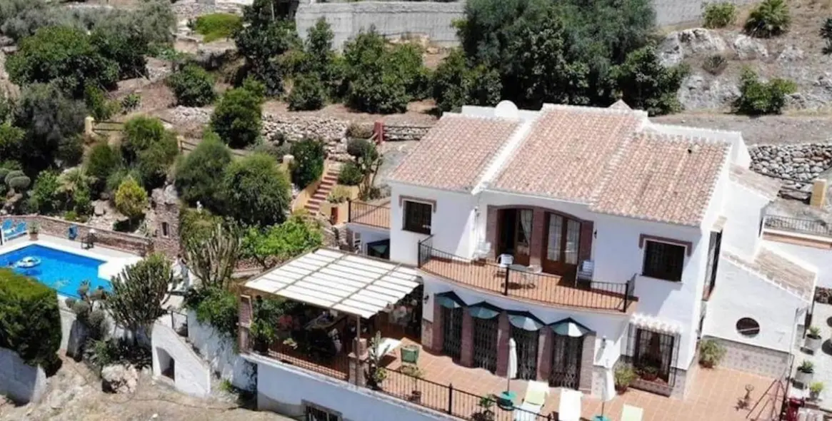 Продажа  отдельно стоящей виллы в Frigiliana 1