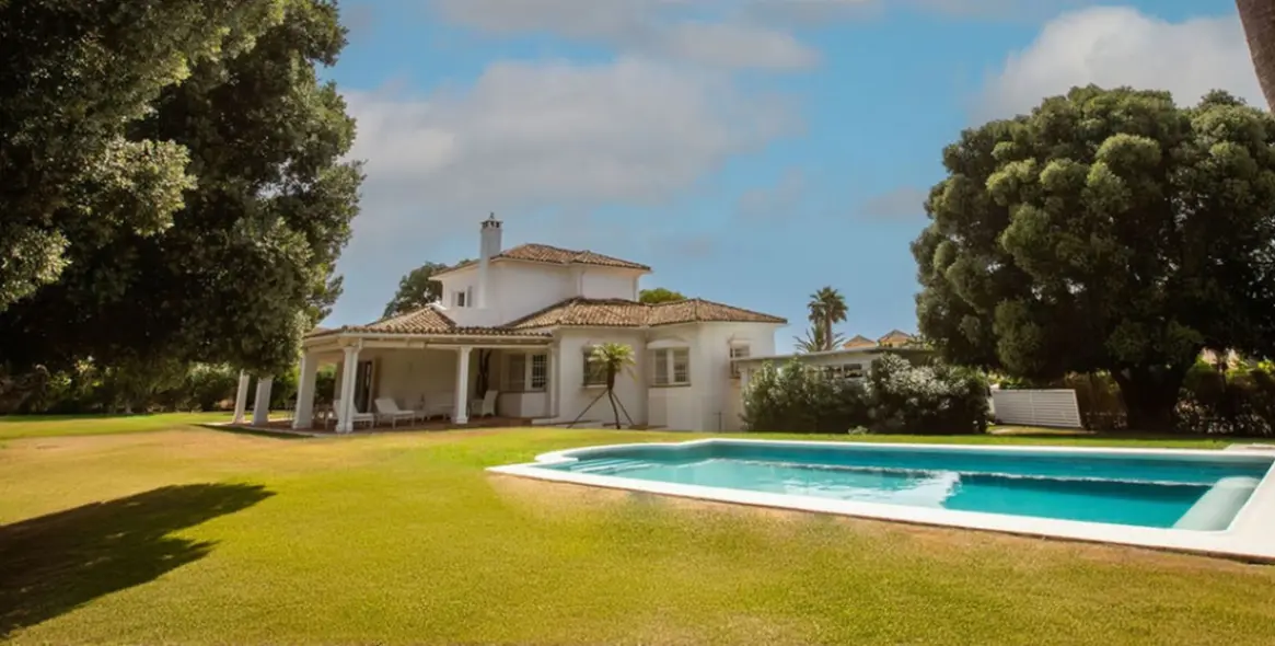 Продажа  отдельно стоящей виллы в San Roque Club 1