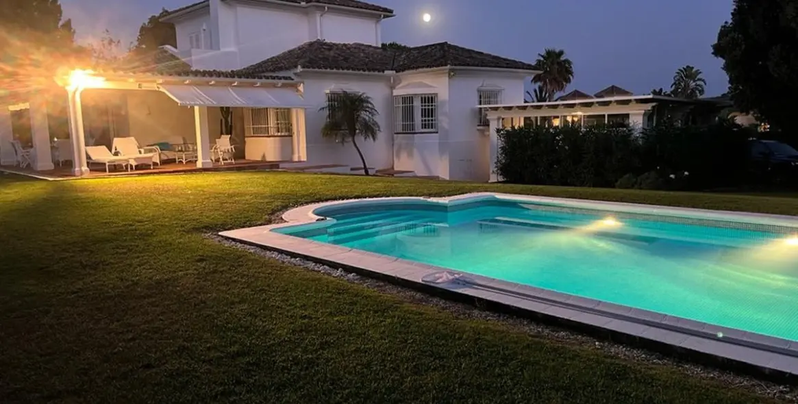 Продажа  отдельно стоящей виллы в San Roque Club 14