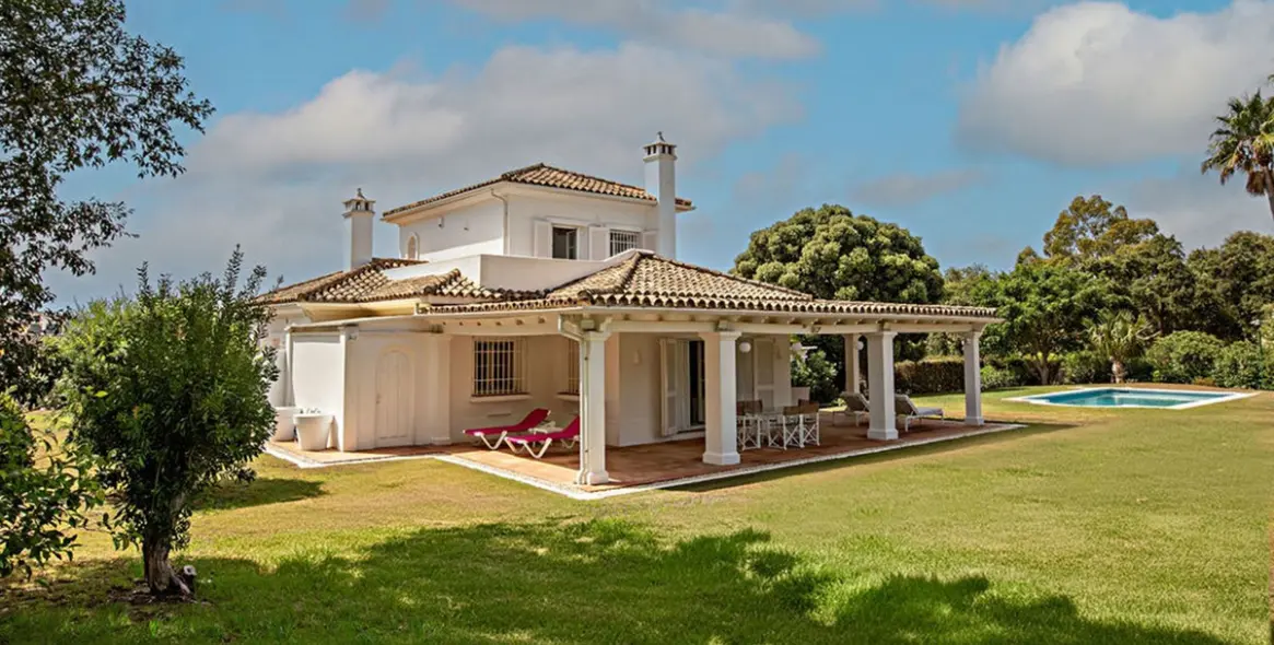 Продажа  отдельно стоящей виллы в San Roque Club 16