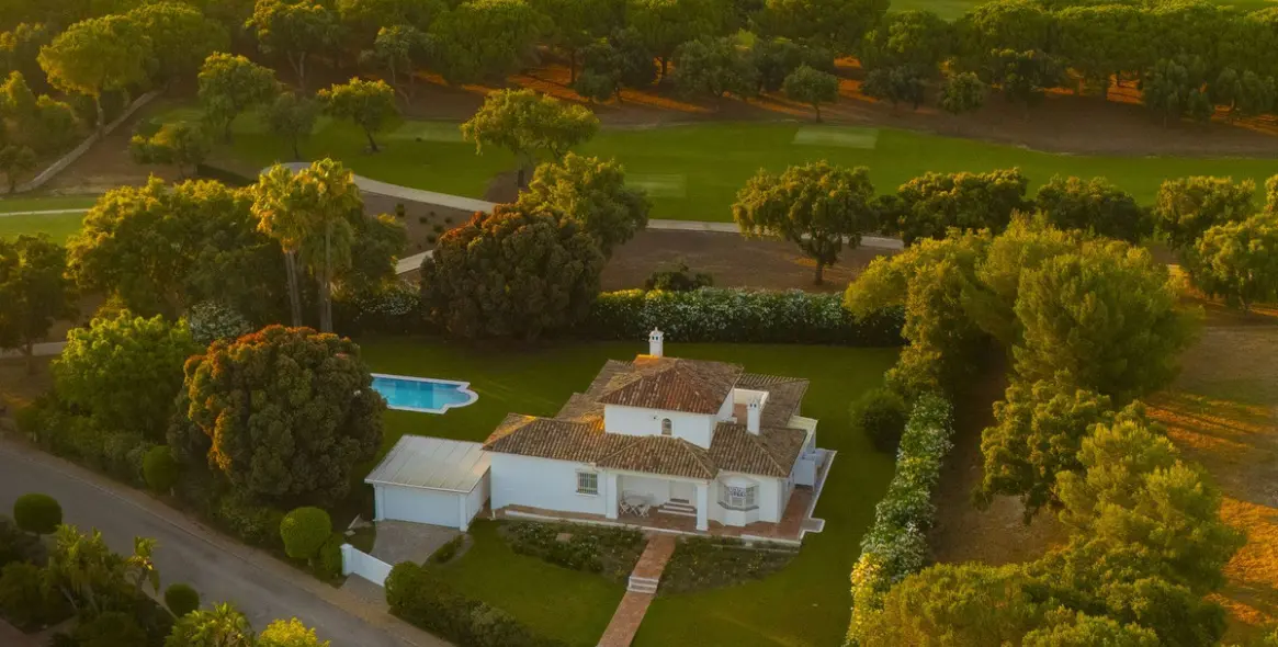 Продажа  отдельно стоящей виллы в San Roque Club 19