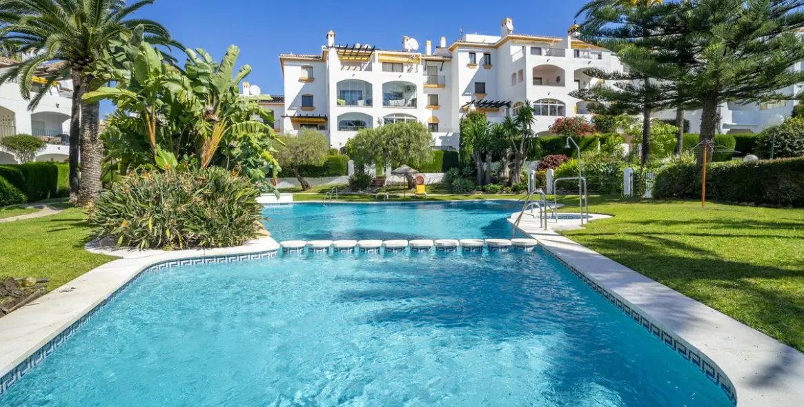 Продажа апартаментов на первом этаже в Nueva Andalucía (район Nueva Andalucía) 1