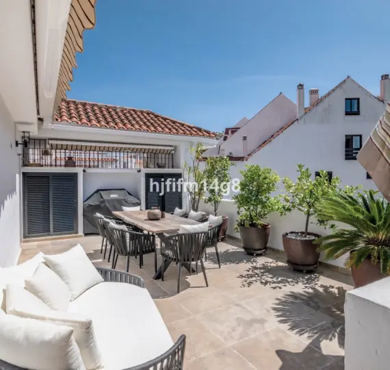 Sale of penthouse duplex in Nueva Andalucía