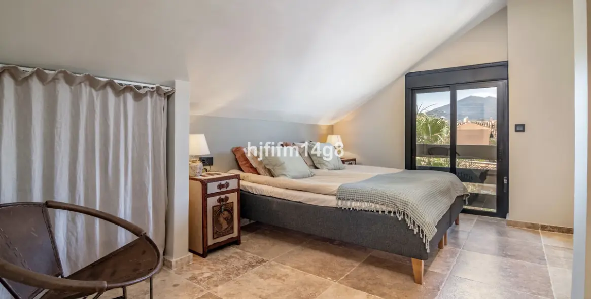 Sale of penthouse duplex in Nueva Andalucía 15