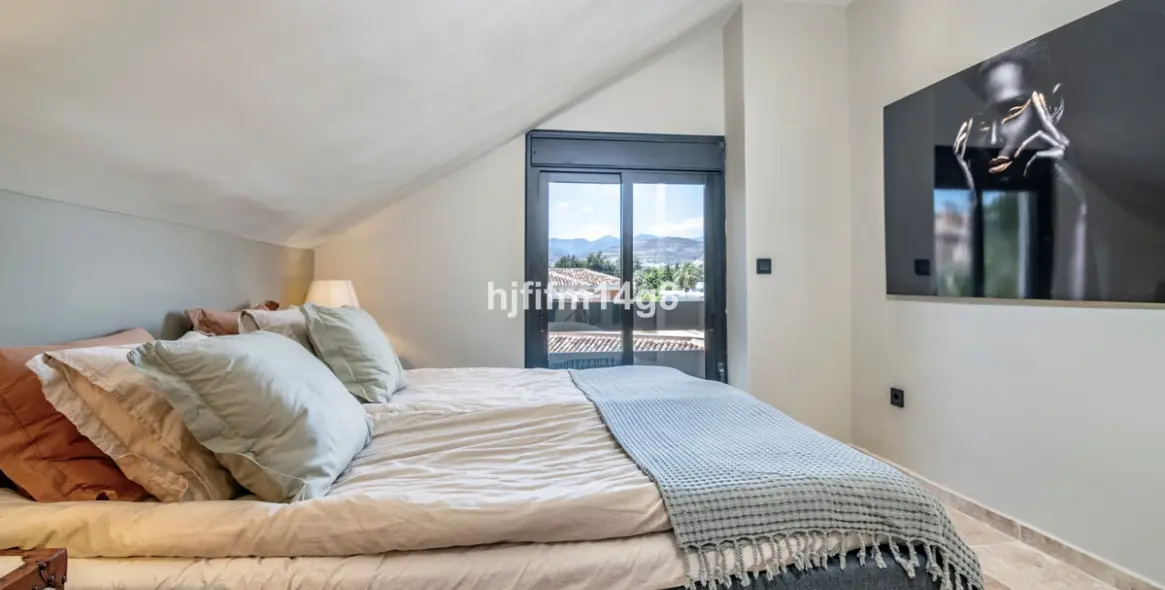 Sale of penthouse duplex in Nueva Andalucía 16