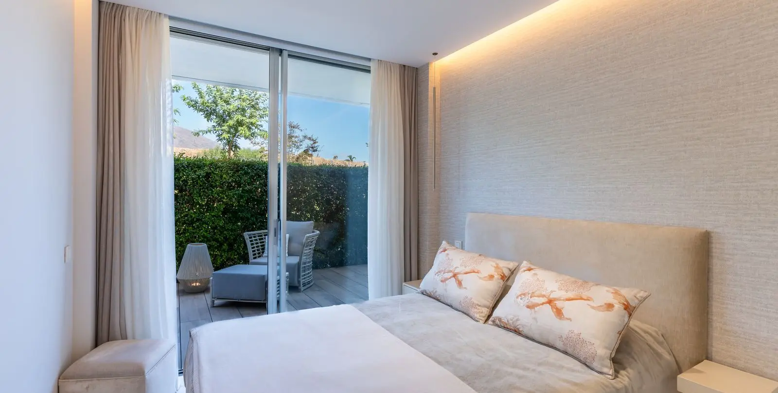 Sale of ground floor apartment in Estepona 18