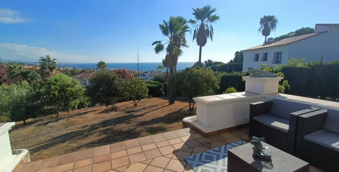 Sale of detached villa in Estepona 2