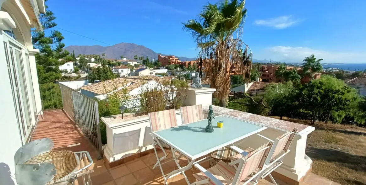 Sale of detached villa in Estepona 12