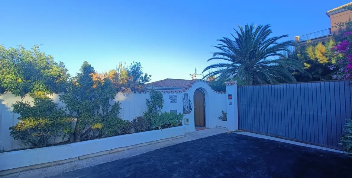 Sale of detached villa in Estepona 14