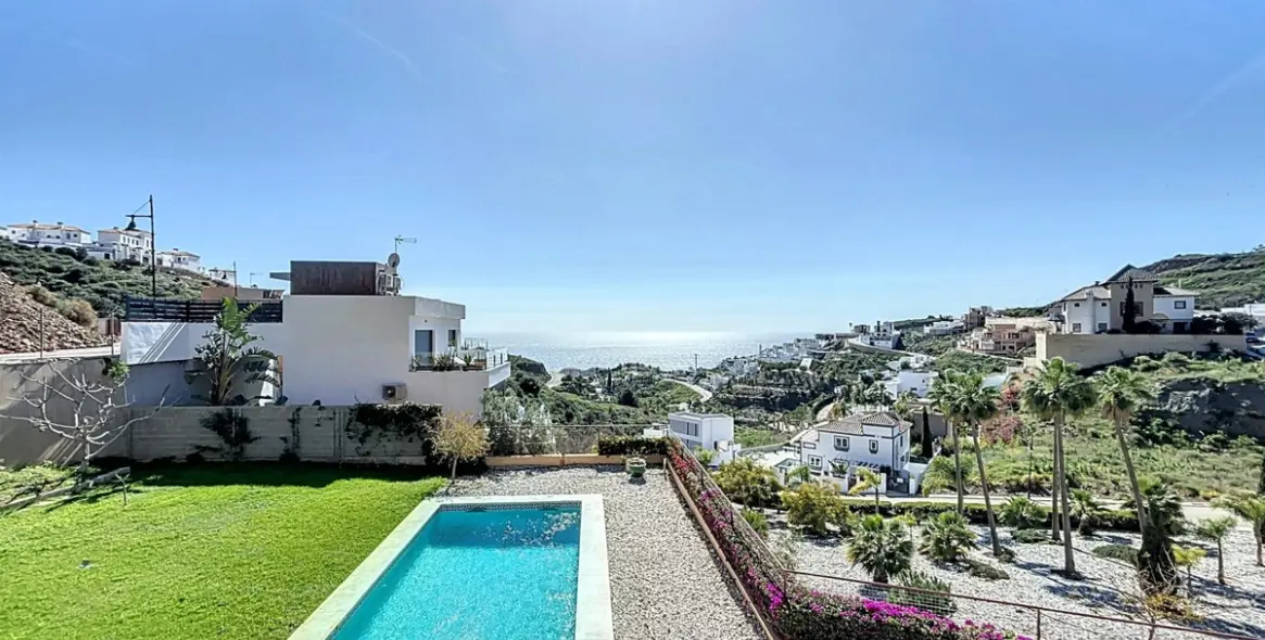 Sale of detached villa in Torrox 2