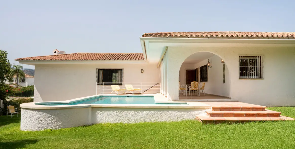 Sale of detached villa in San Pedro de Alcántara 3