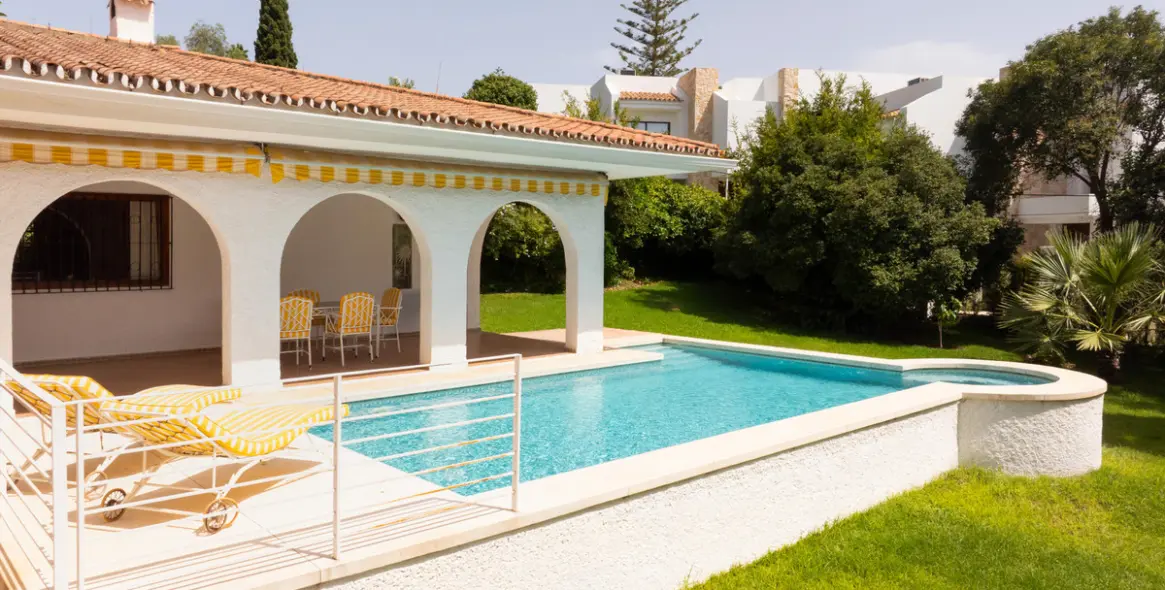 Sale of detached villa in San Pedro de Alcántara 35