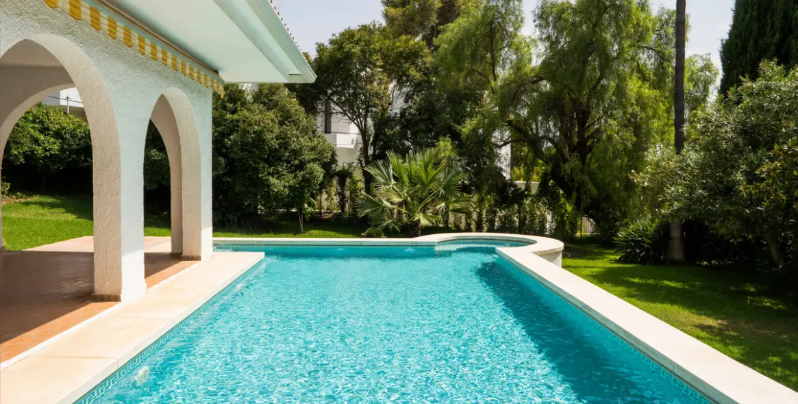 Sale of detached villa in San Pedro de Alcántara 37