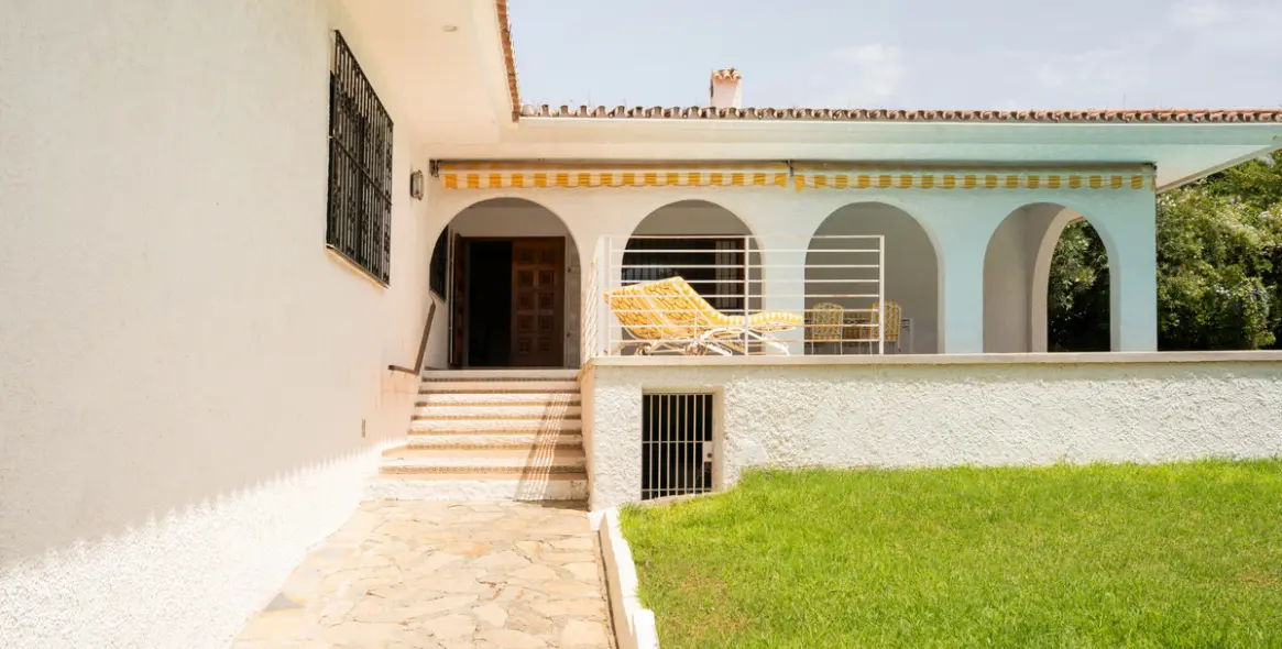 Sale of detached villa in San Pedro de Alcántara 40