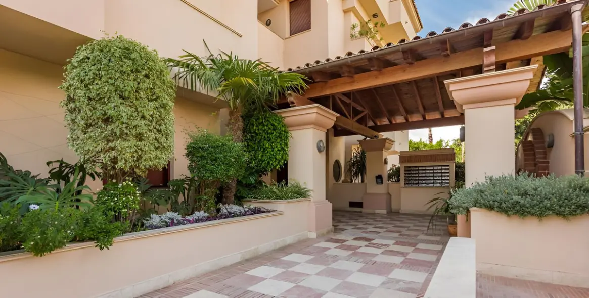 Sale of middle floor apartment in San Pedro de Alcántara 48