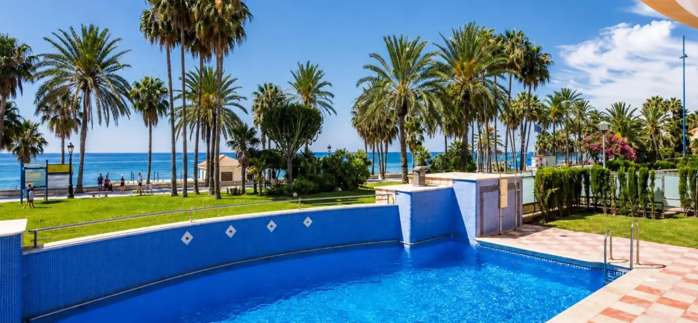 Sale of middle floor apartment in San Pedro de Alcántara 2